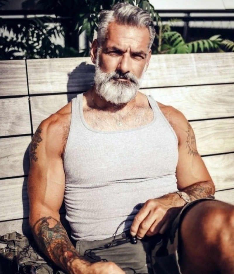 شيوخ تخلوا عن سنهم وتمسكوا بعباءة الشباب.. شاهد أناقتهم التي أذهلت العالم